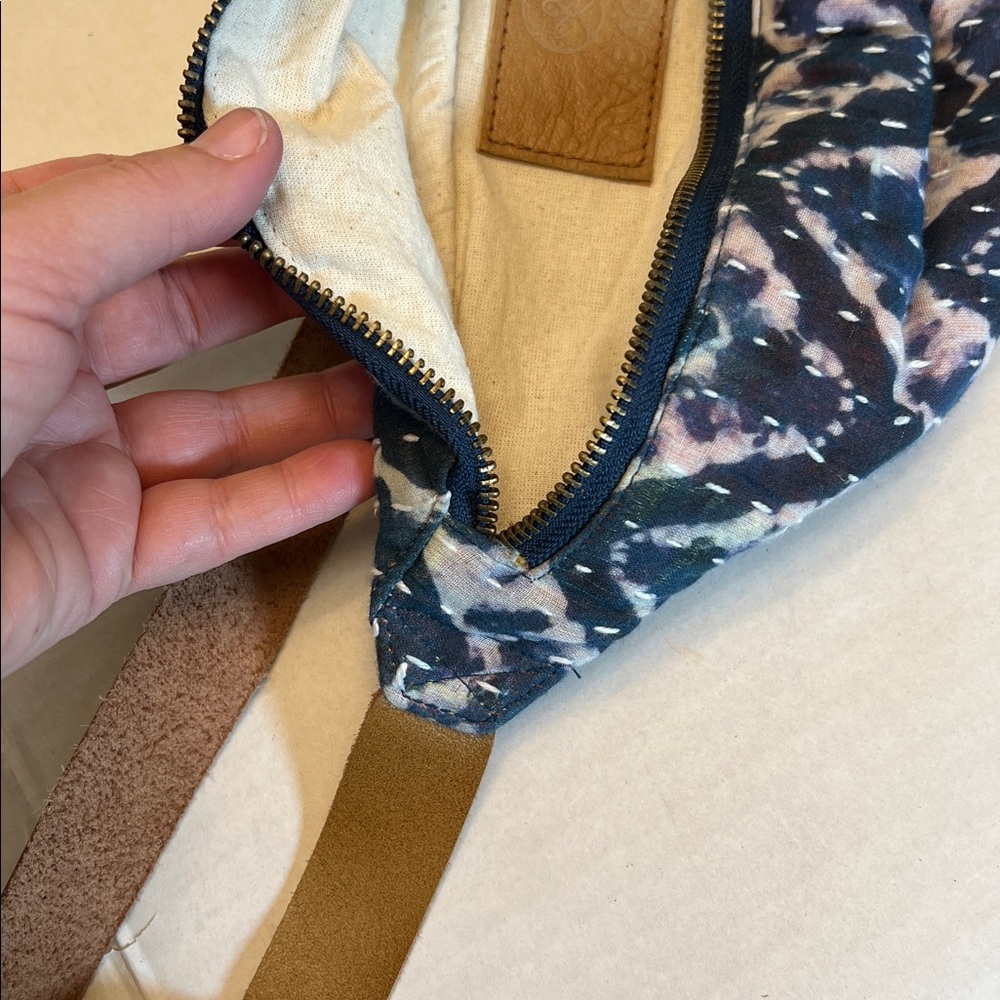 ANABAGLISH VIV KANTHA  HIP PACK SLING BAG BELT BAG TIE DYE WITH LEATHER STRAP - Picture 9 of 16